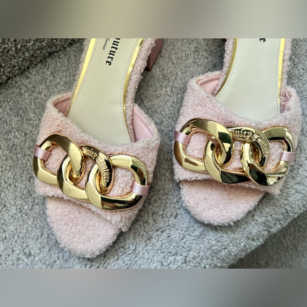 Juicy Couture Zumi Pink Sherpa Block Heel Slides Gold Chain Sandals 9 Slippers